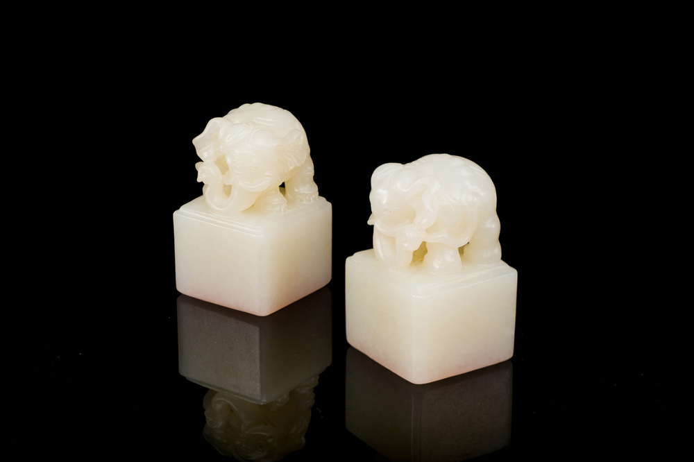 Deux sceaux sculpt&eacute;s en jade blanc en forme d'&eacute;l&eacute;phant aux caract&egrave;res Wen Yuan Ge Bao 文渊阁寳 et Wen Hua Dian Bao 文華殿寶, Chine, Qing