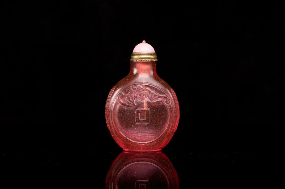 Tabati&egrave;re en verre rose &agrave; d&eacute;cor de chauve-souris, Chine, marque et &eacute;poque de Qianlong