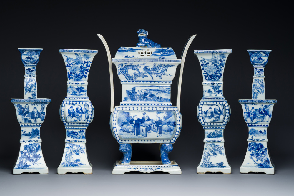 Grande garniture d'autel en porcelaine de Chine en bleu et blanc, 19&egrave;me