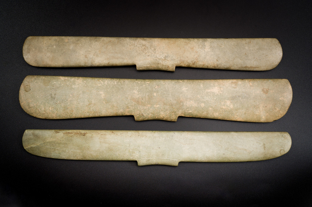 Trois pendentifs archa&iuml;ques en jade calcifi&eacute;, Chine, probablement culture de Liangzhu