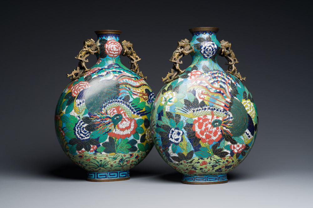 Paire de vases de type 'bianhu' en &eacute;maux cloisonn&eacute;s, Chine, Jiaqing