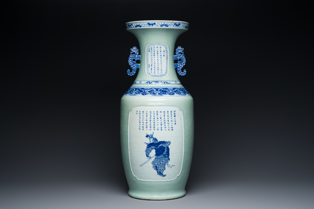 Een zeldzame Chinese blauw-witte Wu Shuang Pu vaas met celadon fondkleur, 19e eeuw