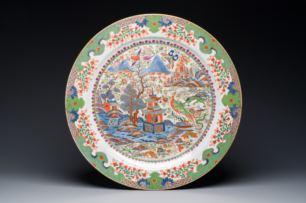 Een uitzonderlijk grote in Engeland overgedecoreerde Chinese blauw-witte schotel met mythische dieren, Qianlong