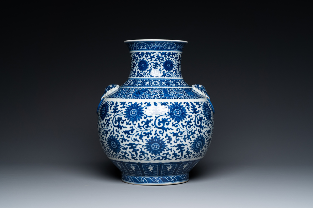 Een Chinese blauw-witte 'hu' vaas met lotusslingers, Qianlong merk, 19e eeuw