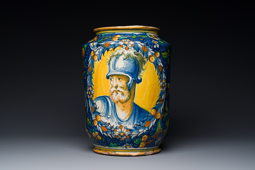 Een zeer grote en verfijnde Italiaanse majolica albarello met een soldaat in gevechtsuitrusting, atelier Maestro Domenico, Venetië, ca. 1540-1550