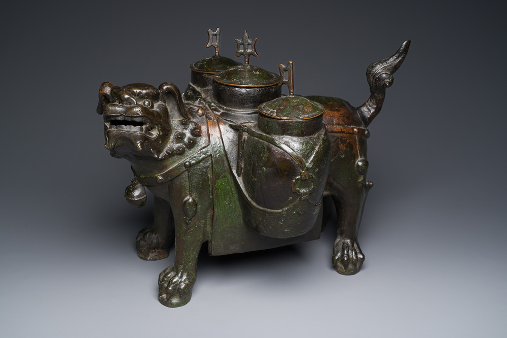 Grand vase 'touhu' en bronze en forme de lion, Chine, Ming