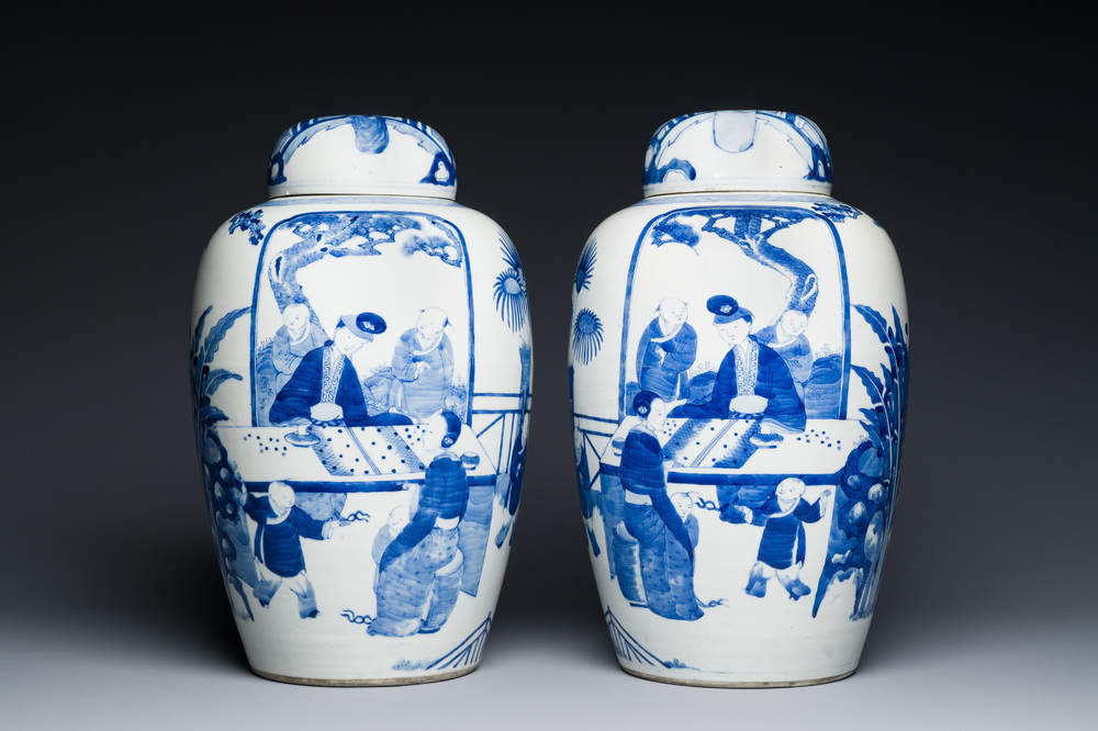 Paire de grands pots couverts en porcelaine de Chine en bleu et blanc &agrave; d&eacute;cor de femmes jouant un jeu de go, 19&egrave;me