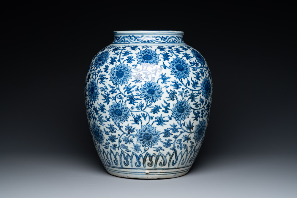 Een grote Chinese blauw-witte vaas met lotusslingers, Ming