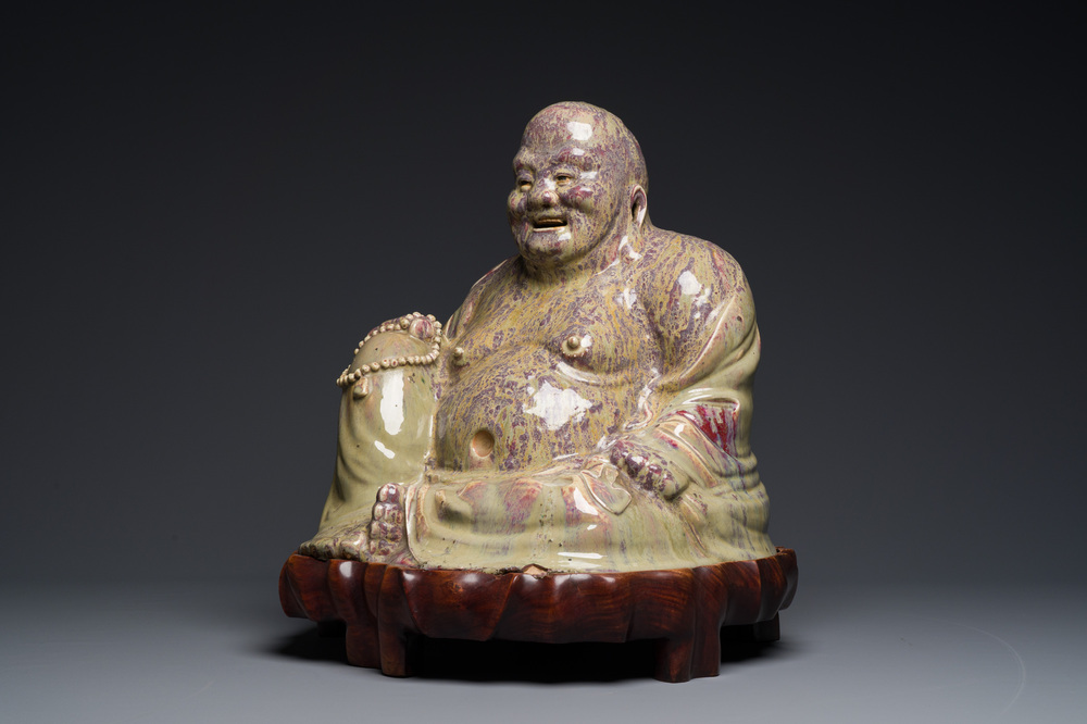 Tr&egrave;s grande figure de Bouddha en gr&egrave;s porcelaineux &agrave; &eacute;mail flamb&eacute; dite 'de Shiwan', 18/19&egrave;me