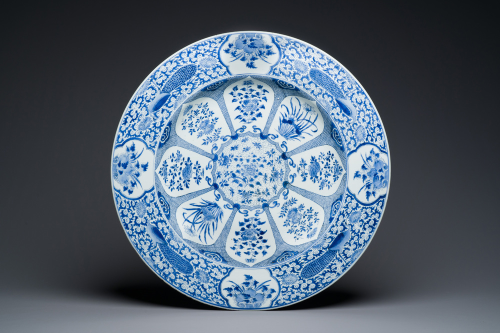 Tr&egrave;s grand plat en porcelaine de Chine en bleu et blanc &agrave; d&eacute;cor de paons, Kangxi