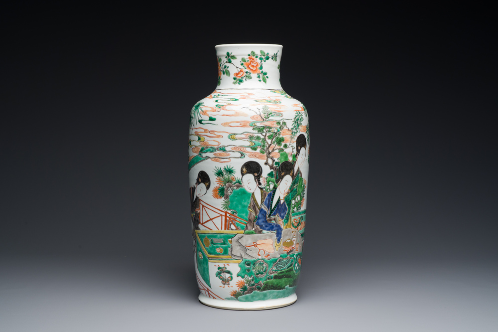 Vase de forme rouleau en porcelaine de Chine famille verte &agrave; d&eacute;cor de femmes autour d'une table de lettr&eacute;, Kangxi