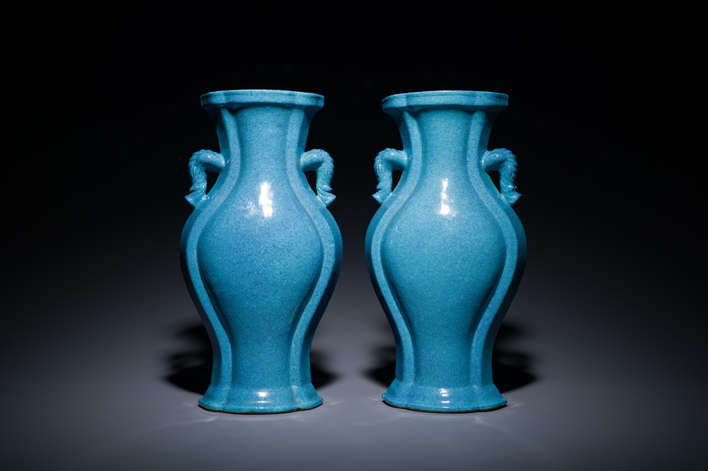 Paire de vases en porcelaine de Chine &agrave; &eacute;mail &oelig;uf de rouge-gorge, 18/19&egrave;me