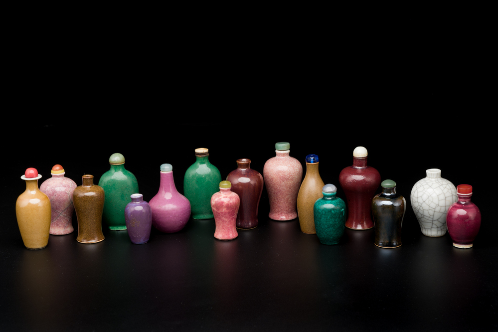 Sixteen Chinese polychrome porcelain snuff bottles and miniature vases, 18/20th C.