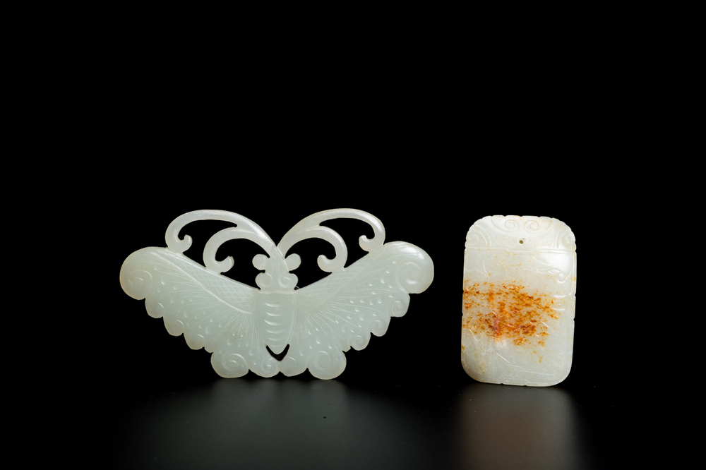 Een Chinese witte en roestkleurige jade hanger en een celadon jade 'vlinder' plaquette, Qing/Republiek