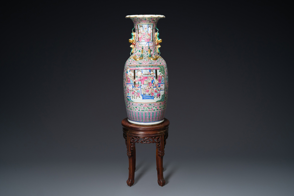 A large Chinese famille rose vase with palace scenes, 19th C.