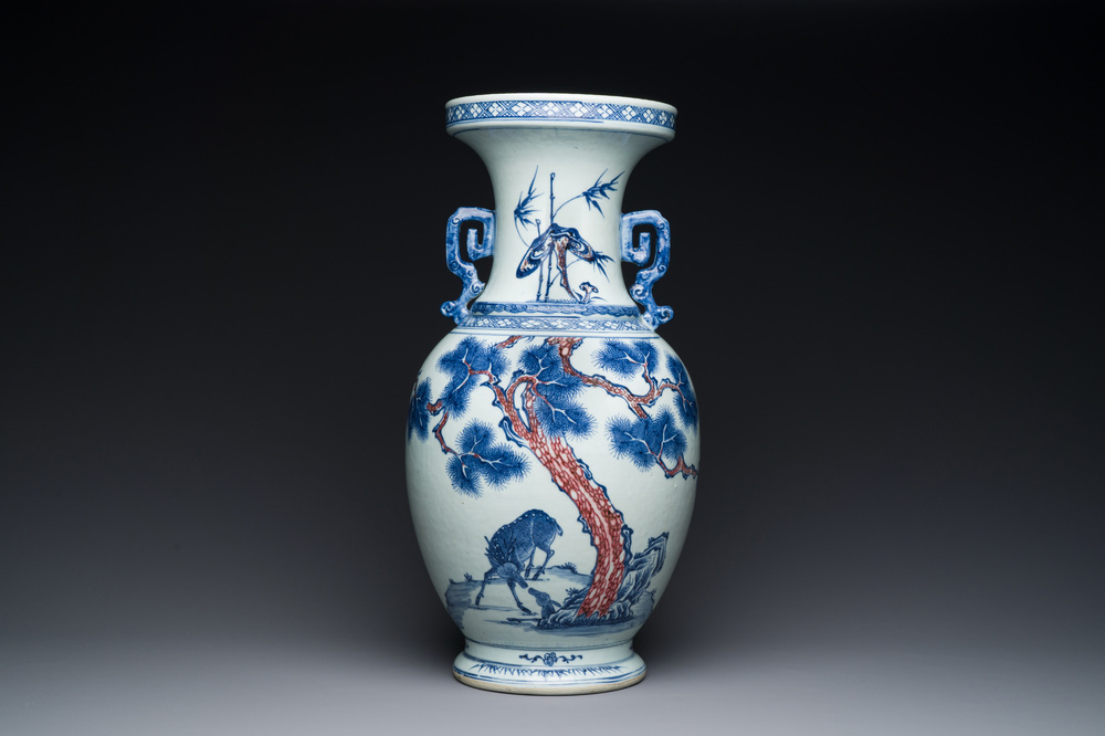 Vase en porcelaine de Chine en bleu, blanc et rouge de cuivre &agrave; d&eacute;cor de deux daims aupr&egrave;s d'un pin, Qianlong