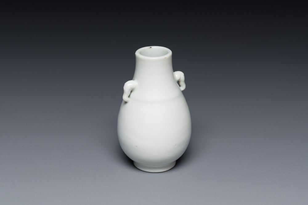 A small Chinese Dehua blanc de Chine elephant-handled 'hu' vase, 18th C.