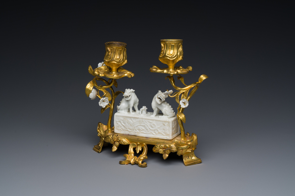 Een Chinese Dehua blanc de Chine wierookstokhouder met Franse vergulde bronzen monturen, Kangxi en 18/19e eeuw
