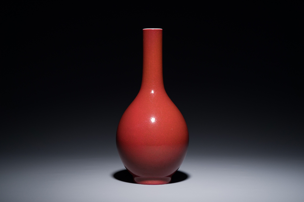 Vase de forme bouteille en porcelaine de Chine monochrome &agrave; &eacute;mail rouge rubis fonc&eacute;, marque et &eacute;poque de Qianlong