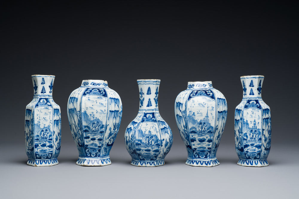 Petite garniture de cinq vases en fa&iuml;ence de Delft en bleu et blanc, 18&egrave;me