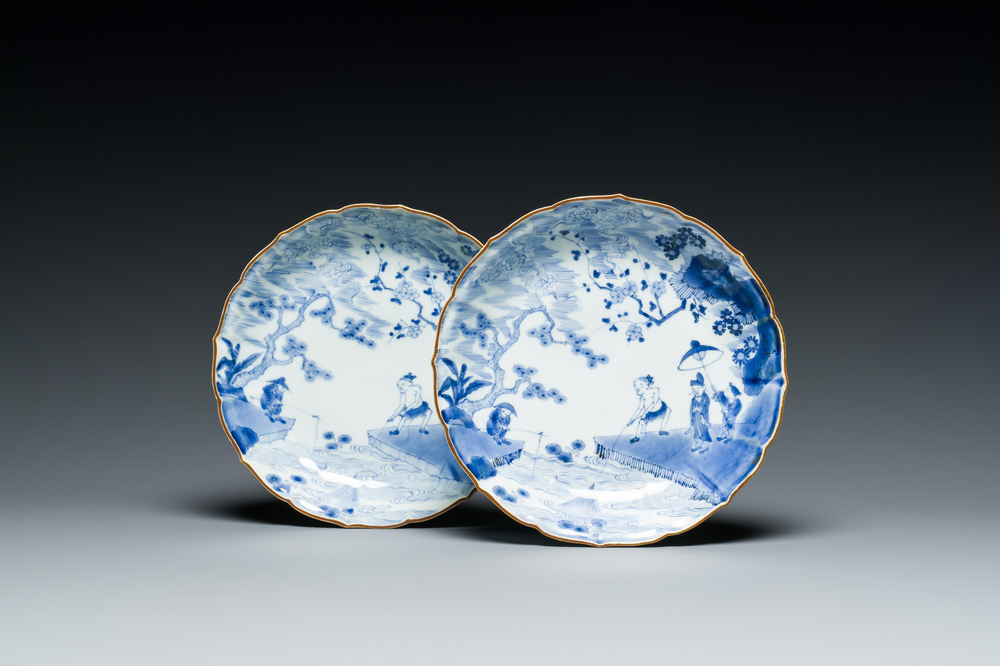 Een paar Japanse blauw-witte Kakiemon-stijl borden, Fuku merk, Edo, 17/18e eeuw