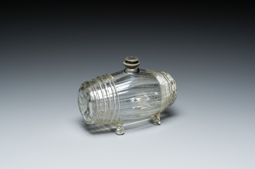 Een Duitse glazen tonvormige fles met tinnen schroefdop, 17/18e eeuw
