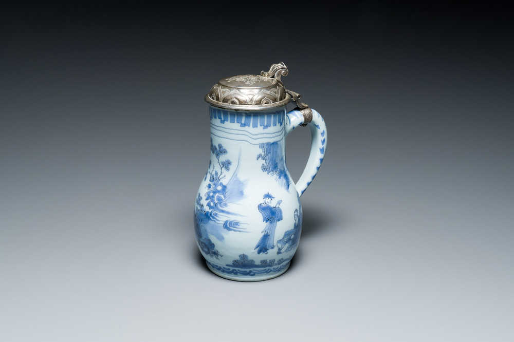 Verseuse en fa&iuml;ence de Delft en bleu et blanc &agrave; d&eacute;cor chinois mont&eacute;e d'un couvercle en argent, 17&egrave;me