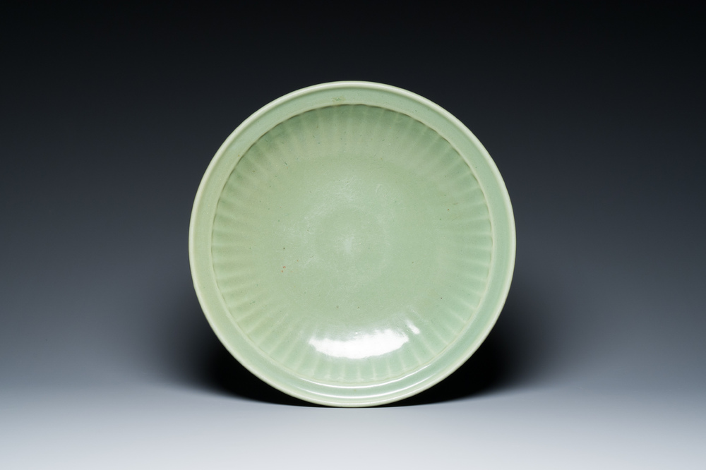 Grand plat en porcelaine de Chine c&eacute;ladon de Longquan, Yuan/Ming