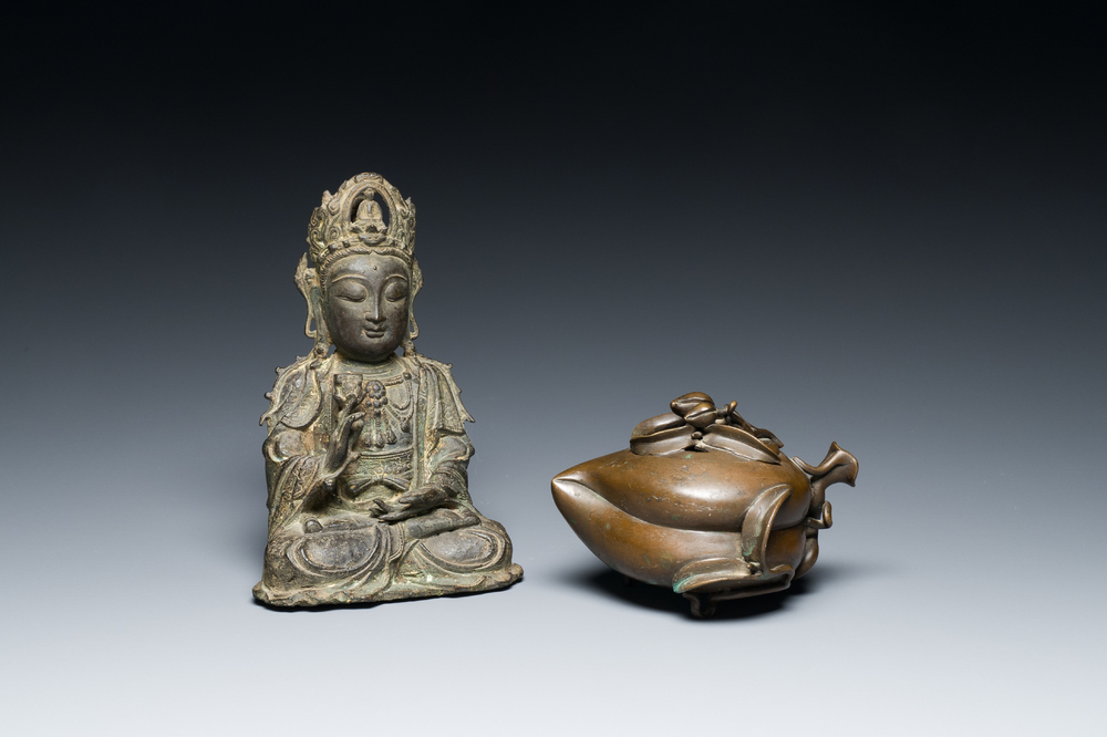 Een Chinese bronzen Boeddha en een perzikvormige wierookbrander, Ming en Qing