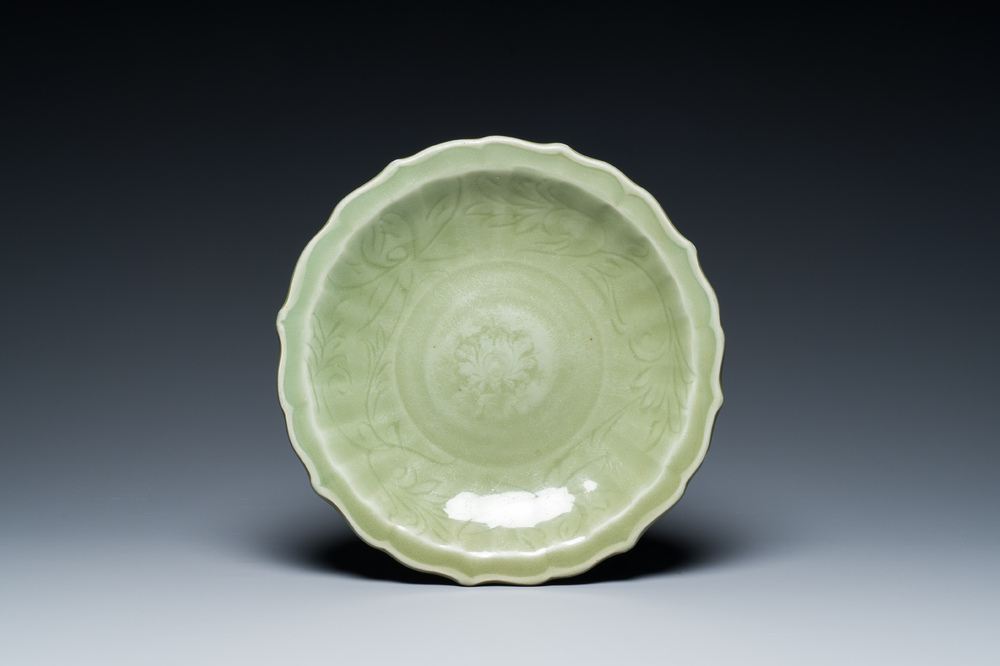 Een Chinese Longquan celadon lotusvormige schotel met onderglazuur decor, Ming