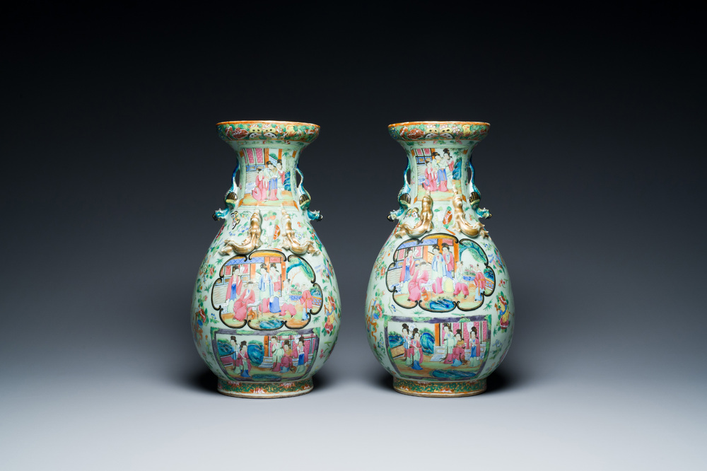 Paire de vases en porcelaine de Chine famille rose de Canton sur fond c&eacute;ladon, 19&egrave;me