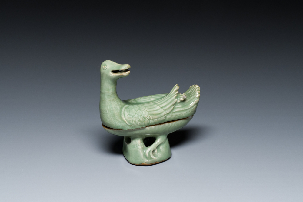 Een Chinese Longquan celadon wierookbrander in de vorm van een eend, Ming