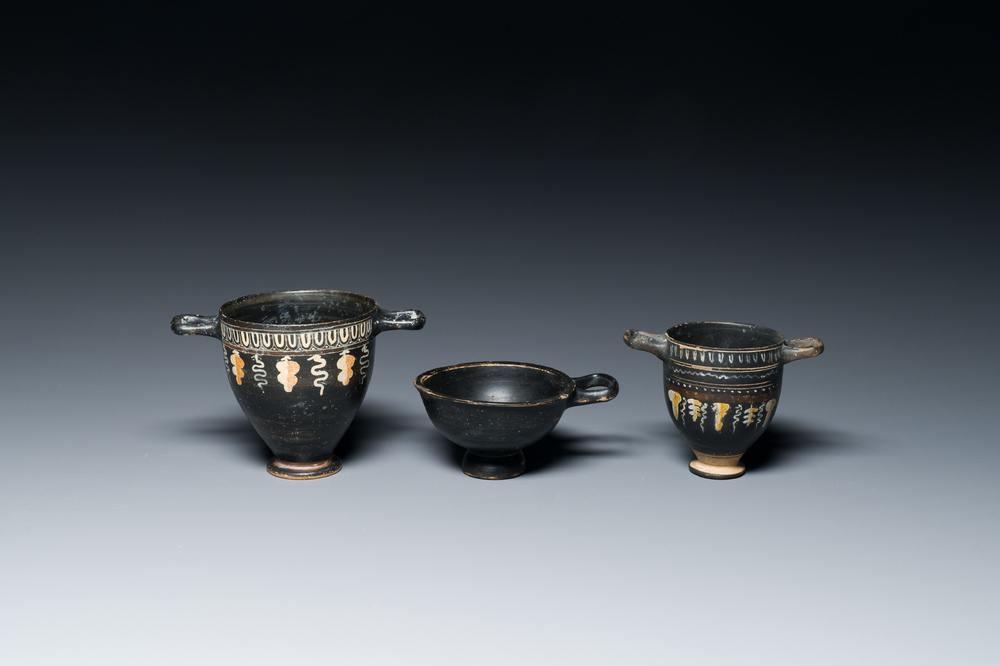 Drie stukken zwart-geglazuurd Romeins aardewerk, Zuid-Itali&euml;, ca. 4e eeuw v.C.