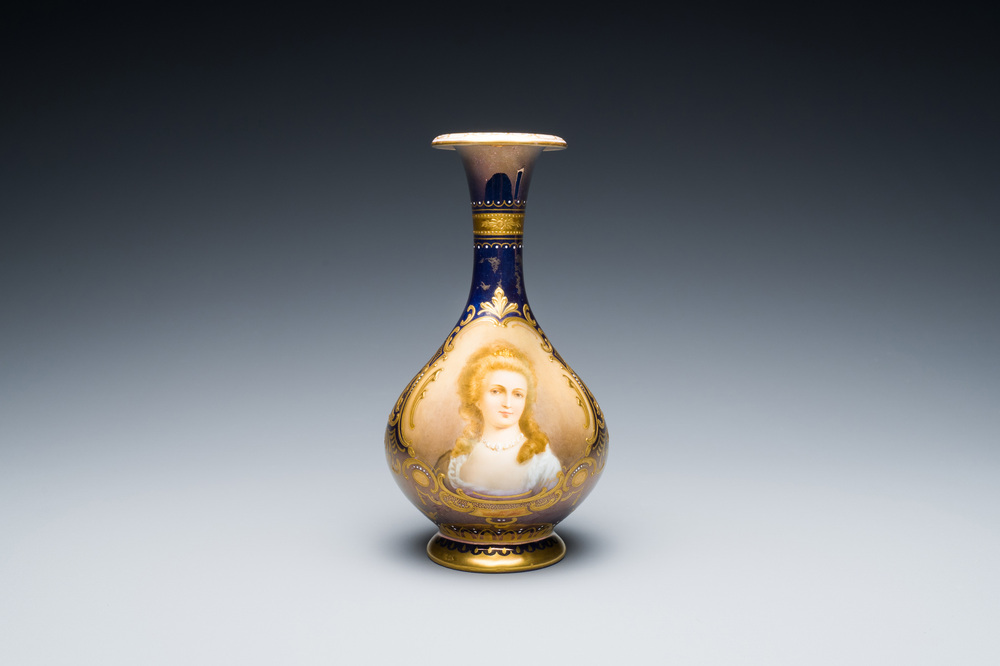 Vase en porcelaine de Vienne au portrait d'une femme, 19&egrave;me