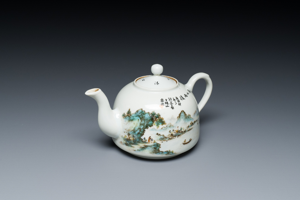 Th&eacute;i&egrave;re couverte en porcelaine de Chine qianjiang cai, sign&eacute;e Wang Xiaoting 汪小亭 , dat&eacute;e 1950