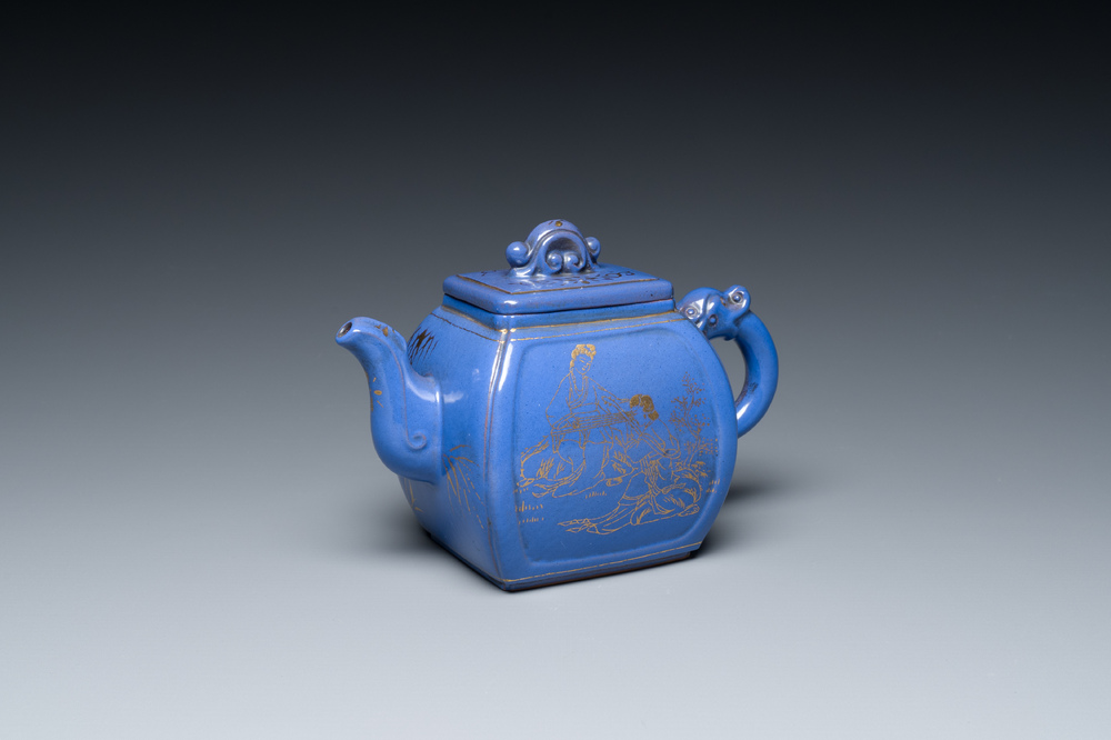 Een Chinese blauw-geglazuurde Yixing steengoed theepot met verguld decor, Qianlong merk, 20e eeuw