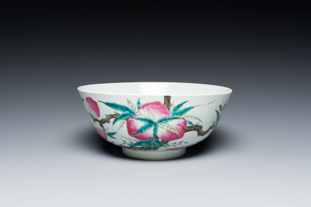 Een Chinese famille rose 'negen perziken' kom, Kangxi merk, 19/20e eeuw