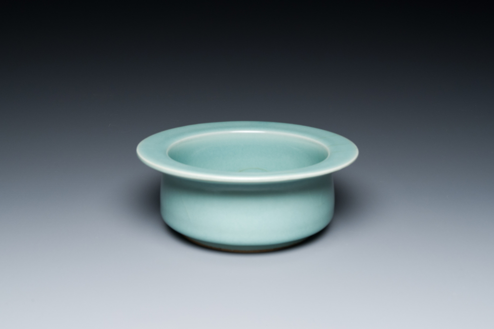 Lave-pinceaux en porcelaine de Chine c&eacute;ladon de Longquan, Song ou post&eacute;rieur
