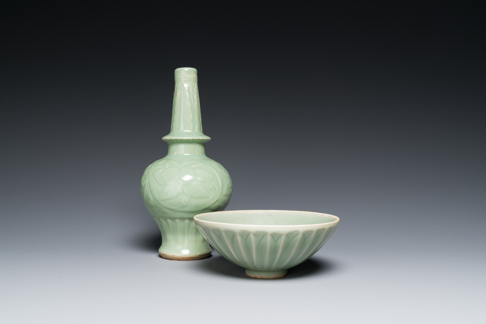 Un vase et un bol en forme de lotus en porcelaine de Chine c&eacute;ladon de Longquan, Yuan ou post&eacute;rieur