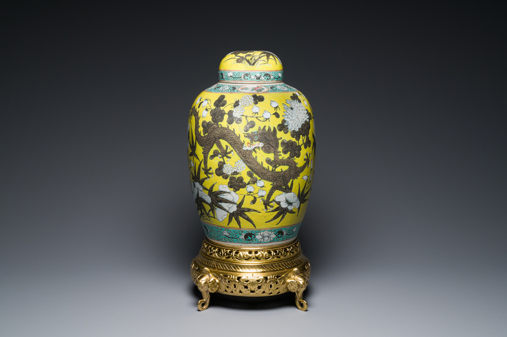 A large Chinese yellow-ground Dayazhai-style 'dragons' jar and cover on gilt bronze stand, 19th C.