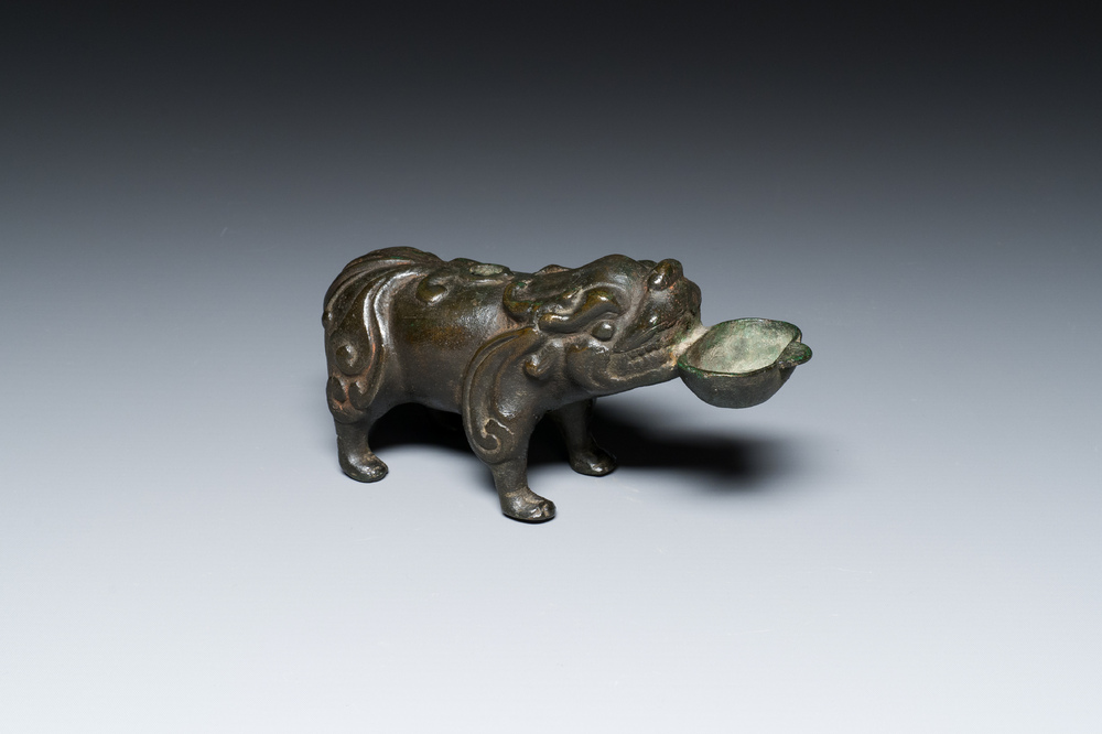 Compte-gouttes en bronze en forme de bixie avec une inscription, Chine, Ming