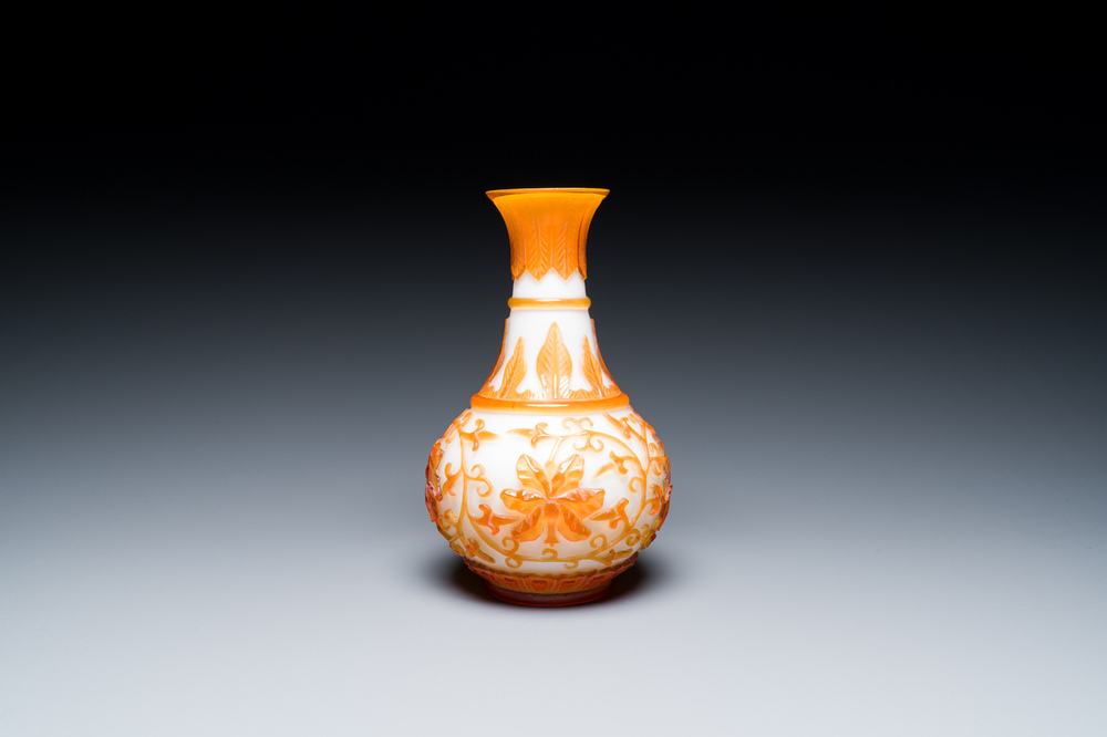 Een Chinese flesvormige vaas met lotusslingers in meerlagig geel en wit Peking glas, 19/20e eeuw