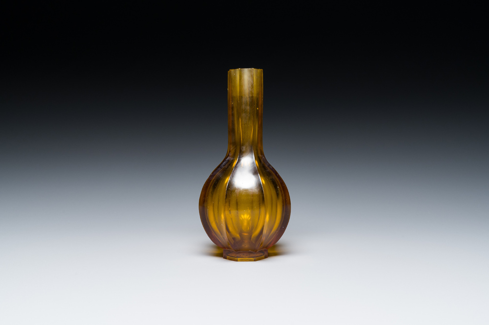 Vase de forme bouteille en verre de P&eacute;kin de couleur verte, Chine, marque de Qianlong, 19&egrave;me