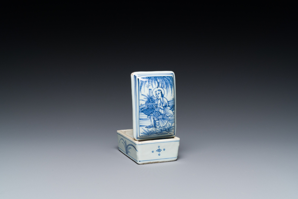 Belle bo&icirc;te &agrave; p&acirc;te couverte de forme rectangulaire en porcelaine de Chine en bleu et blanc, Ming