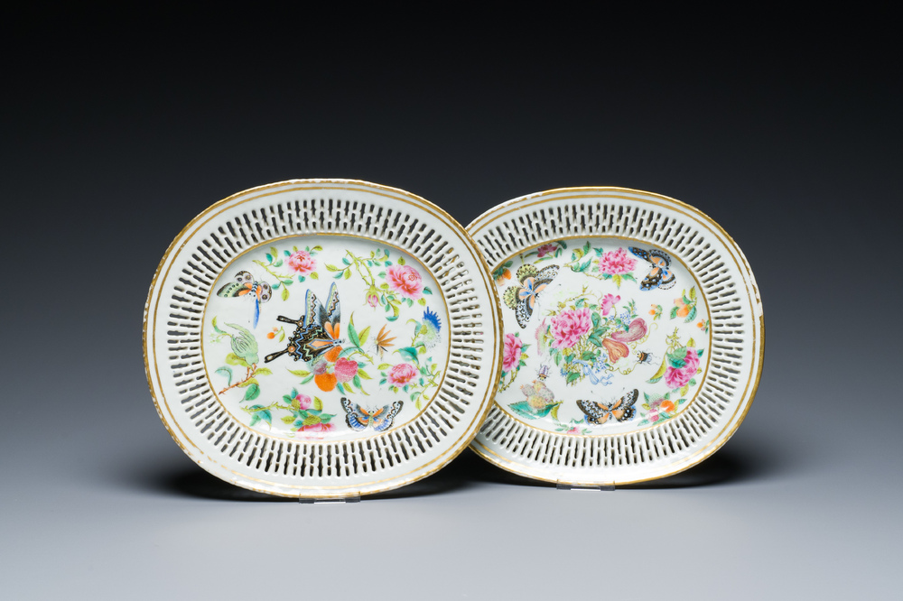 Paire de plats ajour&eacute;s de forme ovale en porcelaine de Chine famille rose de Canton &agrave; d&eacute;cor de papillons, 19&egrave;me