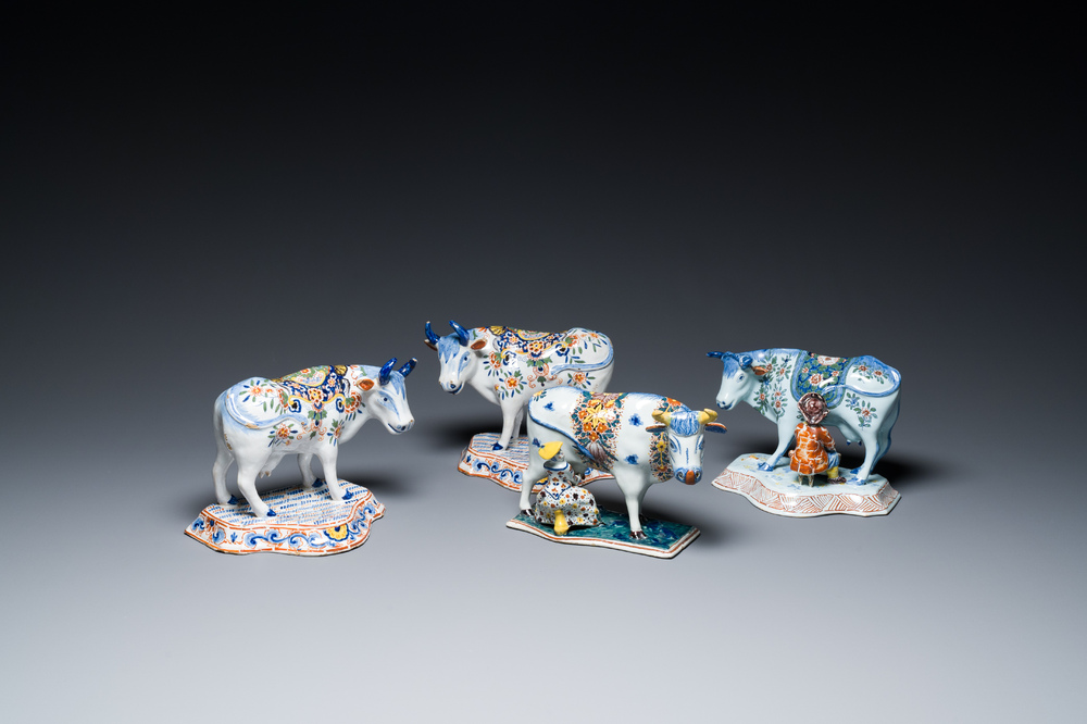 Paire de vaches et deux groupes &agrave; la traite des vaches en fa&iuml;ence polychrome de Delft, 18/19&egrave;me