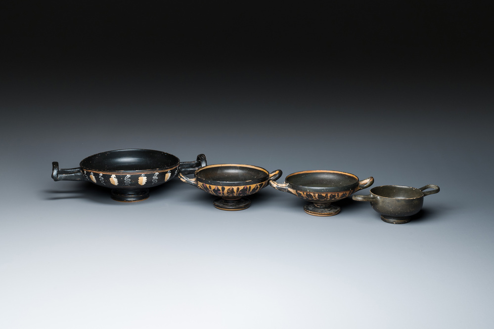 Quatre kylikes et skyphoi grecques, e.a. Apulie (Pouilles) et Daunie, Italie du Sud, ca. 4e si&egrave;cle av. J.-C.