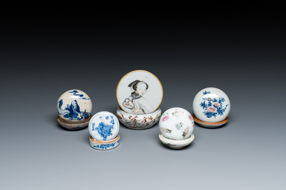 Cinq bo&icirc;tes &agrave; p&acirc;te &agrave; sceaux couvertes en porcelaine de Chine, 19/20&egrave;me