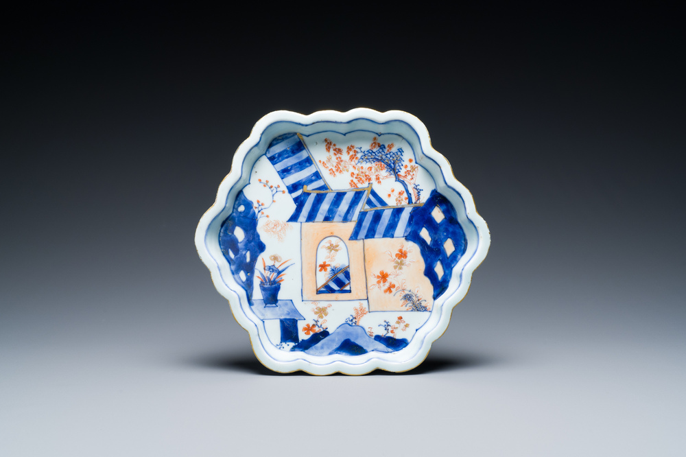 A Chinese Imari-style tray with vertical rim, Kangxi/Yongzheng