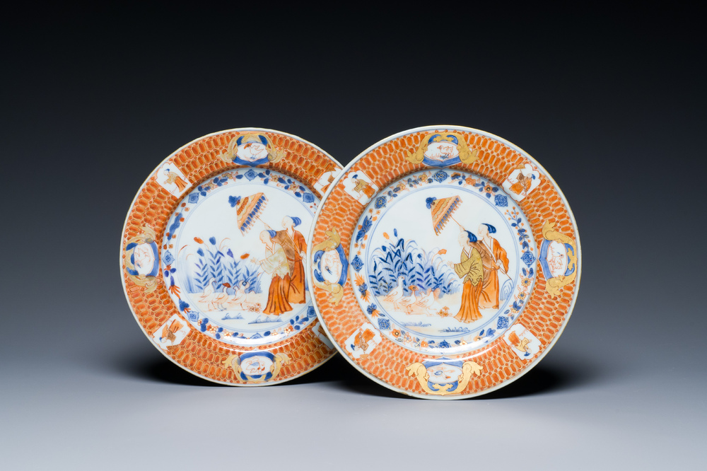 Paire d'assiettes en porcelaine de Chine de style Imari &agrave; d&eacute;cor des 'Dames au parasol', Qianlong